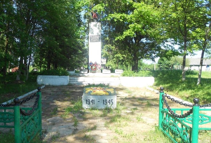 д. Барсуки Монастырщинского р-на. Памятник, установленный в 1981 году в честь погибших земляков.