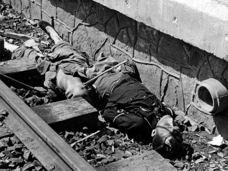 Расстрелянные японскими солдатами китайские мирные жители у перрона вокзала в Шанхае. 1937 г. 