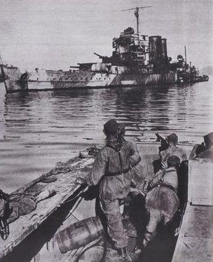 Десантники на захваченном британском катере, приближаются к потерпевшему крушение крейсеру HMS York в Суда-Бэй. Крит 1941 г.