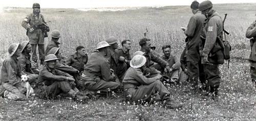 Немецкие десантники охраняют группы британских военнопленных на острове Крит. 1941 г.
