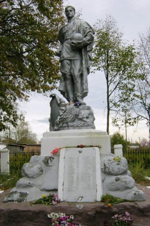 с. Семлево Вяземского р-на. Памятник, установленный на братской могиле, в которой похоронено 4061 советских воинов, в т.ч. 3754 неизвестных.