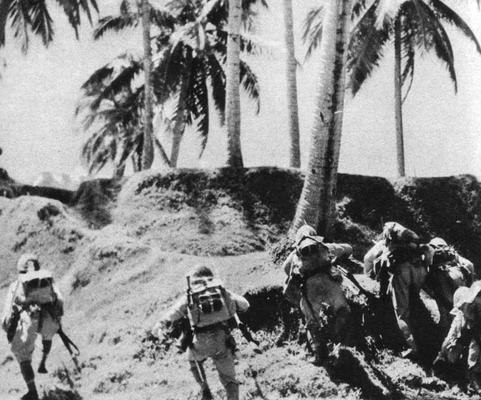 Японская пехота вторгается на остров Тулаги. 1942 г. 