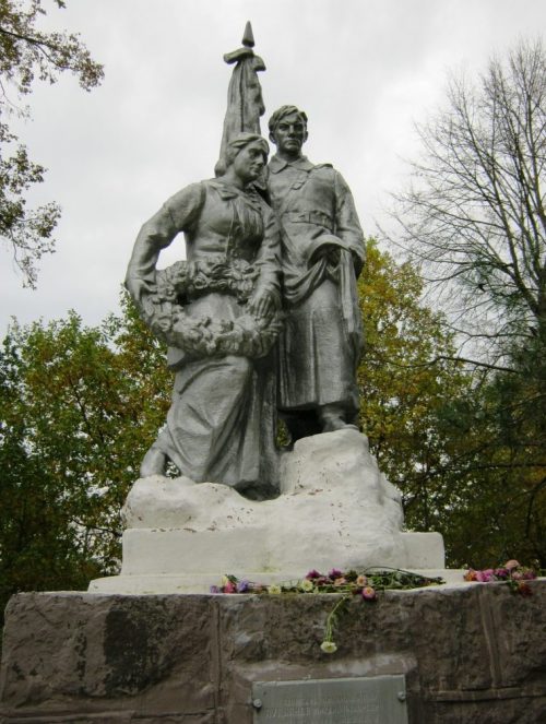 с. Семлево Вяземского р-на. Памятник, установленный на братской могиле, в которой похоронено 1279 советских воинов, в т.ч. 1199 неизвестных.
