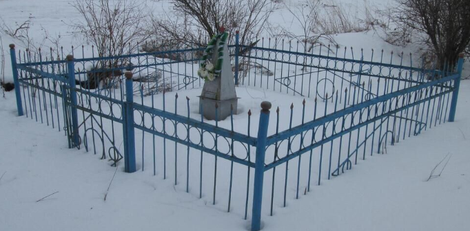 д. Верезубы Монастырщинского р-на. Братская могила 3 советских граждан, казненных гитлеровцами в 1941 году.