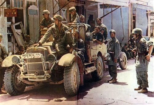 Немецкие десантники с захваченным британским автомобилем на острове Крит. 1941 г.