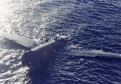 Разбитый японский бомбардировщик, плавающий у Тулаги. 8 августа 1942 г.