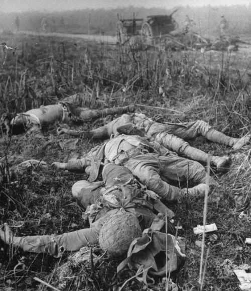 Тела убитых японских солдат на Бирме. Март 1944 г.