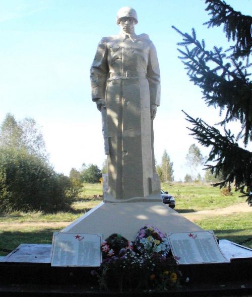 д. Гоголевка Монастырщинского р-на. Памятник, установленный в 1988 году в честь 204 погибших земляков, уроженцев деревень Гоголевка, Сливино и Вепри.