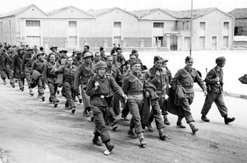 Немецкие десантники сопровождают британских военнопленных на острове Крит. 1941 г.