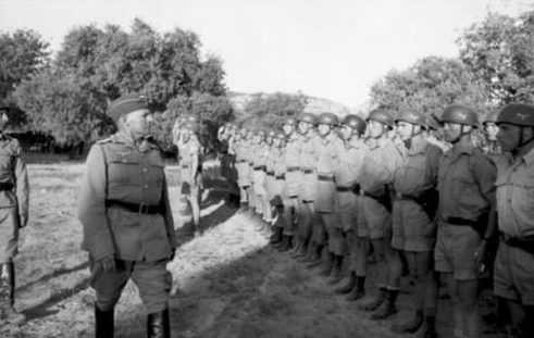 Генерал-майор Герман-Бернхард Рамке на смотре десантников на Крите. Июль 1941 года.