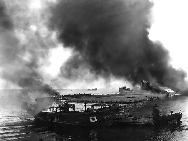 Горящие японские баржи и лодки на острове Сайпане. Июль 1944 г.