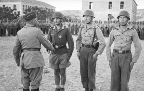 Бернхард-Герман Рамке вручает Железные кресты. Крит, июль 1941 г. 