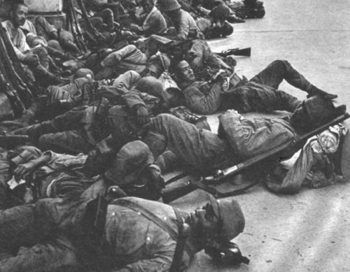 Японские солдаты спят во время затишья боев у Наньчана. 1939 г.