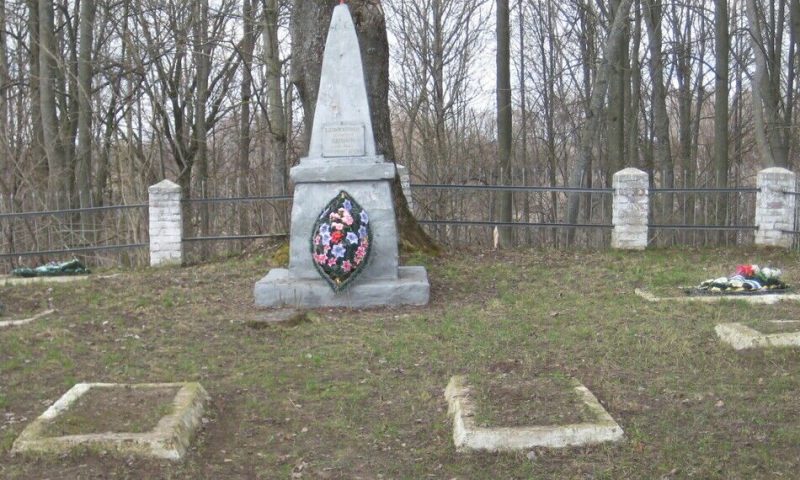 д. Доброселье Монастырщинского р-на. Братская могила советских военных летчиков, погибших в 1943 г.