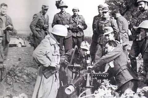 Немецкие войска, включая десантника, осматривают итальянскую зенитную позицию под Тобруком. Ливия, 1941 г.