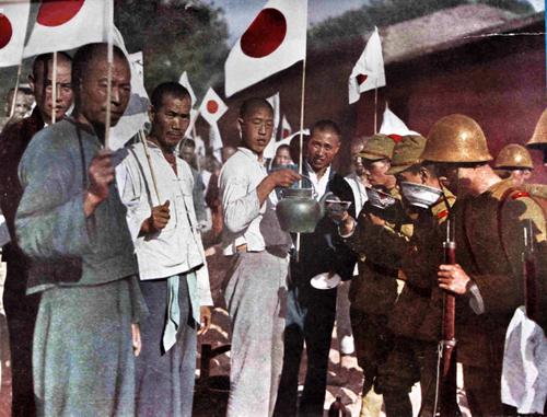 Китайцы угощают чаем японских солдат во время вторжения в город Наньчан. Май 1939 г.