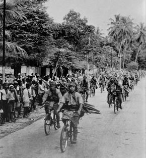 Велосипедный отряд японской армии в Ост-Индии. Март 1942 г.