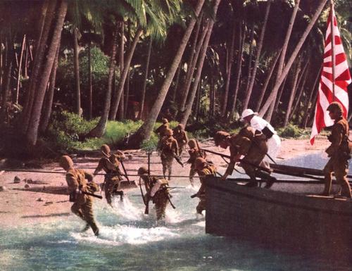 Морской десант, вторгающийся на остров Натуна. Борнео, 1942 г.