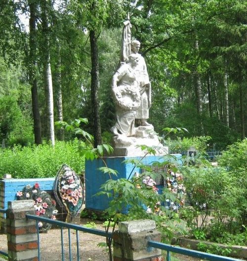 д. Досугово Монастырщинского р-на. Памятник, установленный в 1955 году на братской могиле, в которой похоронено 776 советских воинов.