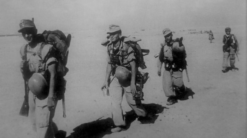 Немецкие парашютисты на марше в пустыне под Эль-Аламейном. 1942 г.