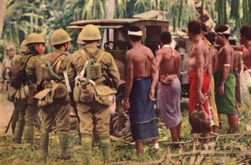 Военно-морские десантники с местными жителями Борнео. Голландская Ост-Индия, 1942 г.