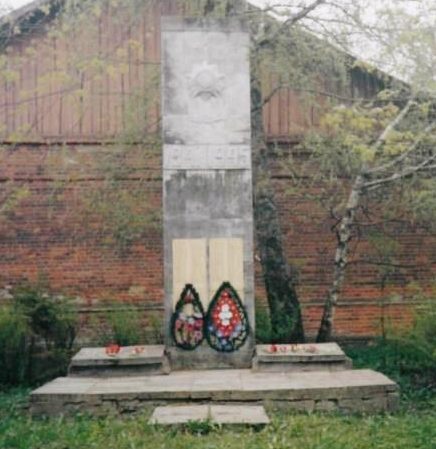 д. Досугово Монастырщинского р-на. Обелиск, установленный в 1955 году в честь земляков, не вернувшихся с войны.