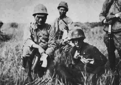 Японцы с плененным советским солдатом. Монголия, сентябрь 1939 г.