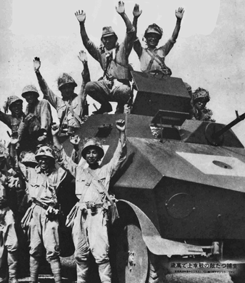 Японцы позируют у захваченного голландского броневика «Overvalwagen». Голландская Ост-Индия, 1942 г.