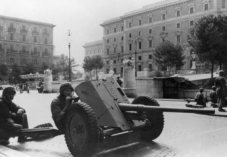 Немецкие парашютисты у пушки PaK-41 на улице Рима. Сентябрь 1943 г.