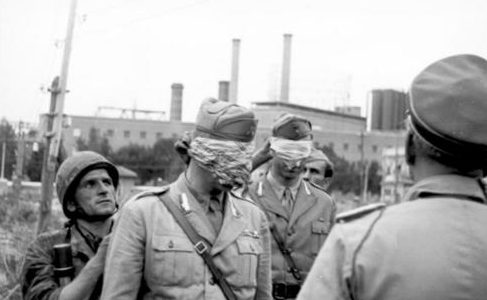 Итальянские офицеры в плену у десантников. Сентябрь 1943 г.
