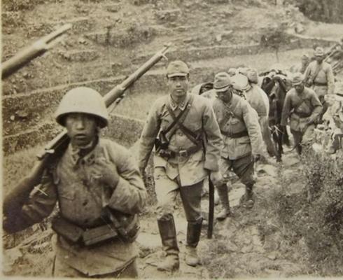 Солдаты японской армии на марше. Китай, 1944 г.