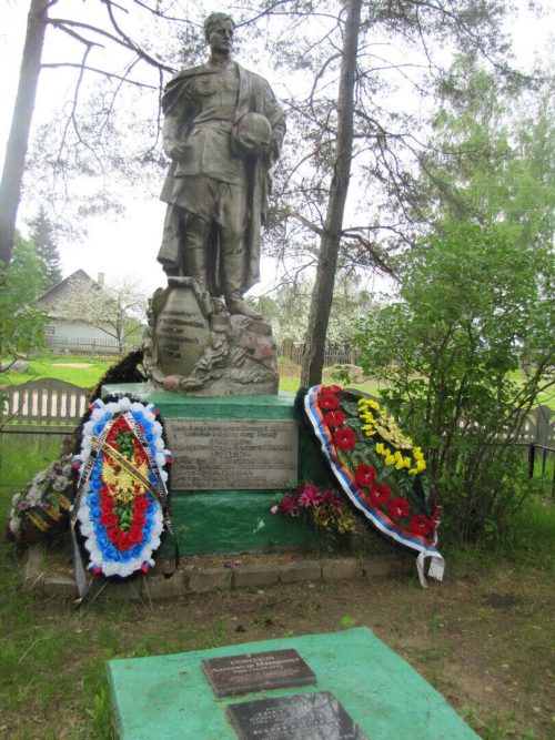 д. Воронцово Духовщинского р-на. Памятник, установленный на братской могиле, в которой похоронено 1193 советских воинов, погибших в 1943 году при освобождении района.