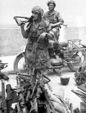 Немецкие десантники с оружием и снаряжением, после разоружения итальянской армии. Рим, сентябрь 1943 г. 