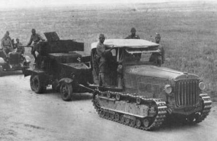 Трактор японской армии тащит советскую бронемашину. Монголия 1939 г.