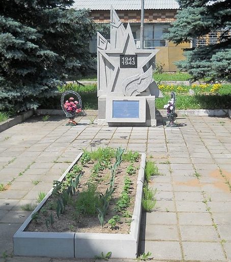 д. Акатово Гагаринского р-на. Памятник, установленный на братской могиле, в которой похоронено 224 советских воинов, в т.ч. 216 неизвестных, погибших в годы войны. 