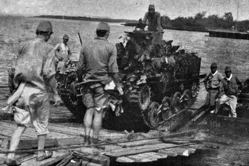 Переправа танка на канале Джохор-Бару в Сингапуре. 1942 г.