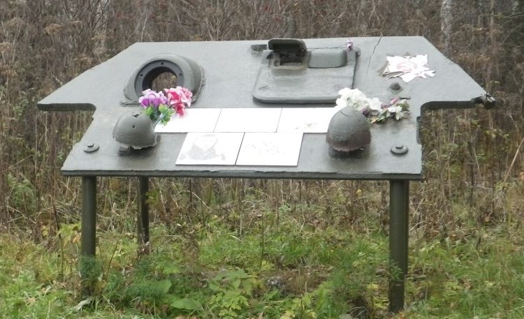 д. Аржаники Гагаринского р-на. Памятный знак из фрагмента лобовой брони танка Т-34, найденный в районе деревни.