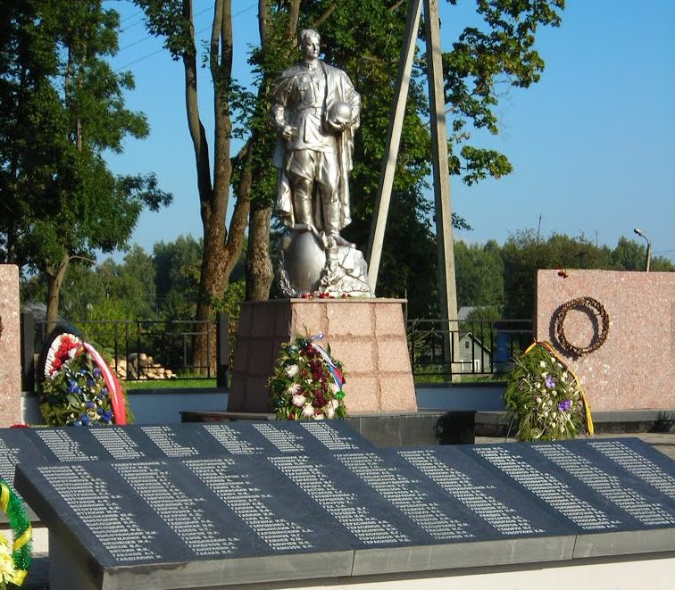 Памятник и мемориальные плиты. 