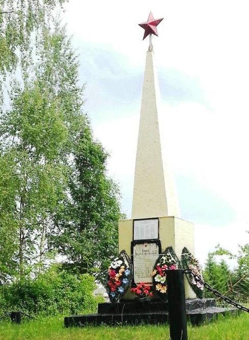 д. Лыза Монастырщинского р-на. Обелиск, установленный в 1971 году в честь 186 погибших советских воинов.