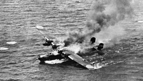 Горящая, после атаки американских истребителей, японская летающая лодка Kawanishi H6K «Мэвис». 1944 г.