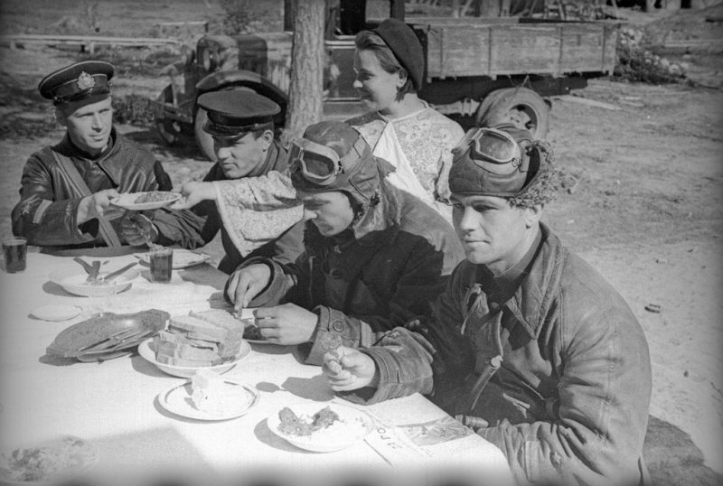 Советские и британские пилоты во время обеда Северный фронт в районе Мурманска.