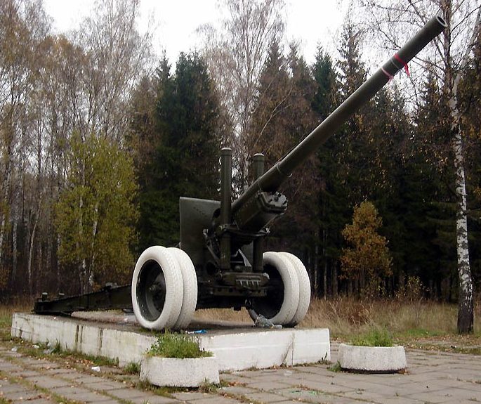 г. Гагарин (Гжатск) Памятник-пушка, установленный в честь 5-й и 33-й армий, освободивших Гжатск.