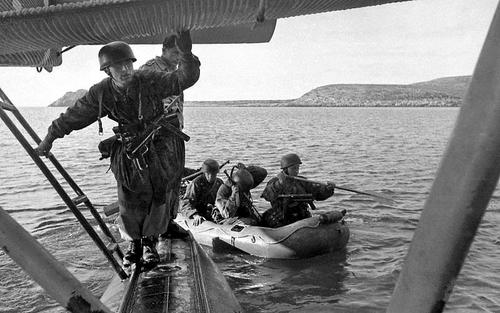 Немецкие десантники садятся на резиновые надувные лодки с гидросамолёта Junkers-52. Эгейское море, 1943 г.