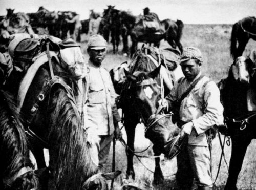 Японские кавалеристы кормят лошадей во время боев на реке Халхин-Гол. 1939 г.