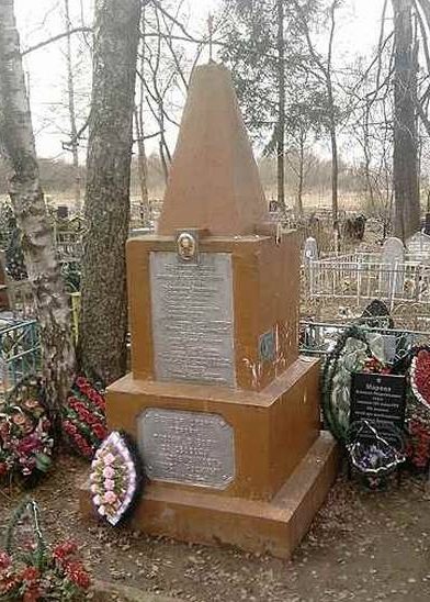 д. Немощеное Духовщинского р-на. Обелиск, установленный на братской могиле, в которой похоронено 2 933 советских воина.