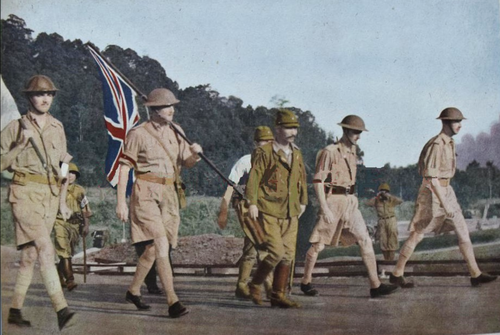 Генерал-лейтенант Артур Эрнест Персиваль во главе с японским офицером во время капитуляции союзных сил в Сингапуре. 15 февраля 1942 г.