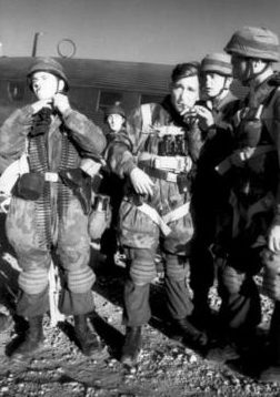 Немецкие десантники готовятся к полету на остров Лерос. 1943 г.