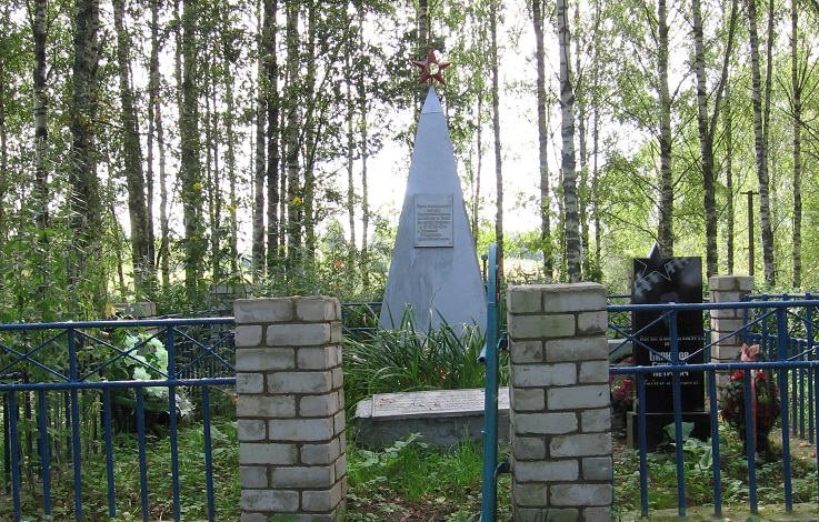 д. Николо-Берновичи Духовщинского р-на. Обелиск, установленный на братской могиле, в которой похоронено 1345 советских воинов.