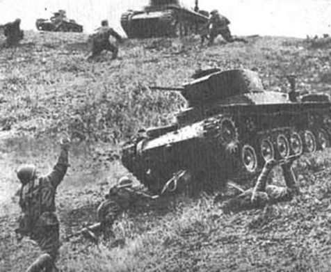 Японские танки атакуют советские войска во время битвы на острове Шумшу. Август, 1945 г. 