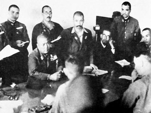 Генерал-лейтенант Ямашита и генерал-лейтенант Персиваль подписывают капитуляцию Сингапура. Февраль 1942 г.